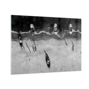 Obraz na szkle - Czarno-białe łodzie i ich cienie na piaszczystej plaży widziane z góry - 70x50cm - Jeszcze na brzegu… - Nowoczesna dekoracja ścienna do salonu i sypialni ARTTOR
