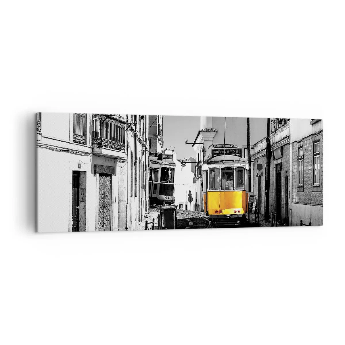 Obraz na płótnie - Żółty tramwaj na ulicach Lizbony w monochromatycznej scenerii - 140x50cm - Duch Lizbony - Nowoczesna dekoracja ścienna do salonu i sypialni ARTTOR
