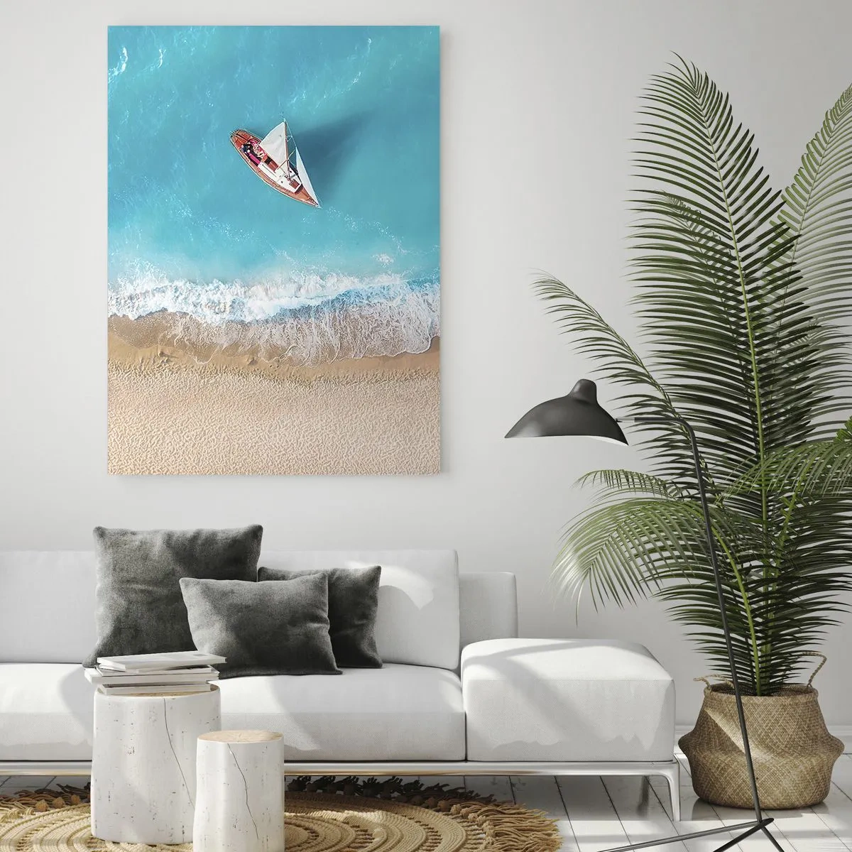Obraz na szkle - Żaglówka na lazurowym morzu przy piaszczystej plaży - 50x70cm - Na granicy błękitu i złota - Nowoczesna dekoracja ścienna do salonu, kuchni i sypialni ARTTOR