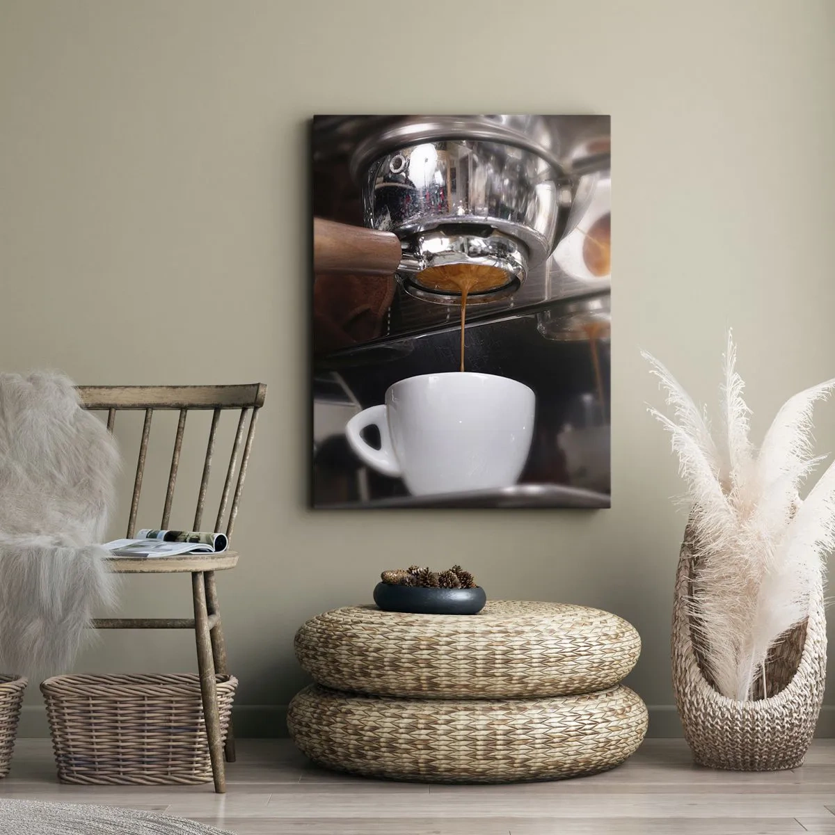 Obraz na płótnie - Ekspres do kawy nalewający espresso do białej filiżanki - 50x70cm - Dobra chwila dnia - Nowoczesna dekoracja ścienna do salonu, kuchni i sypialni ARTTOR