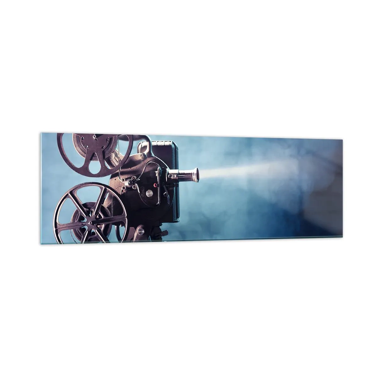 Obraz na szkle - Stary projektor filmowy rzucający światło na tle błękitnej scenerii - 160x50cm - W starym kinie - Nowoczesna dekoracja ścienna do salonu i sypialni ARTTOR