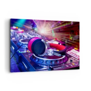 Obraz na płótnie - Słuchawki DJ na konsolecie oświetlone reflektorami na imprezie - 120x80cm - Będzie, będzie się działo - Nowoczesna dekoracja ścienna do salonu, kuchni i sypialni ARTTOR
