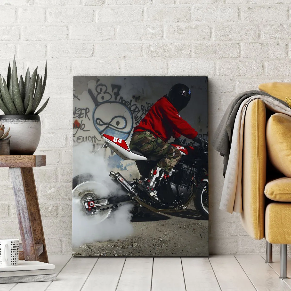 Obraz na płótnie - Motocyklista wykonujący efektowny drift w opuszczonym budynku z graffiti - 80x120cm - Goń mnie! - Nowoczesna dekoracja ścienna do salonu i sypialni ARTTOR