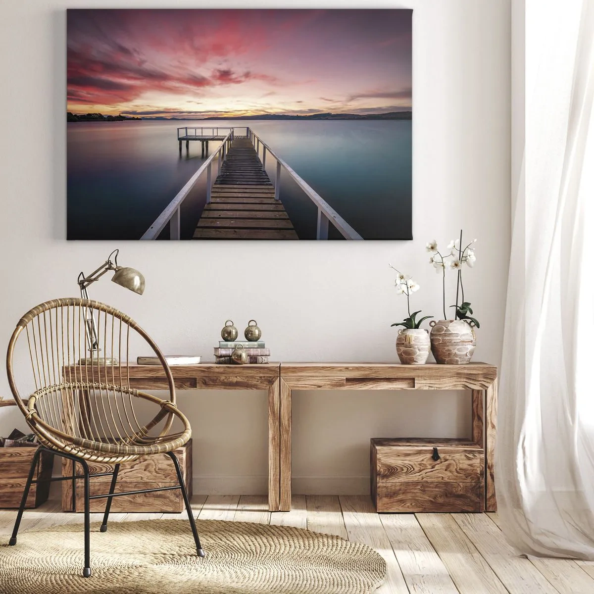 Obraz na płótnie - Pomost prowadzący na spokojne jezioro o zachodzie słońca - 70x50cm - Łagodny płomień wieczoru - Nowoczesna dekoracja ścienna do salonu i sypialni ARTTOR