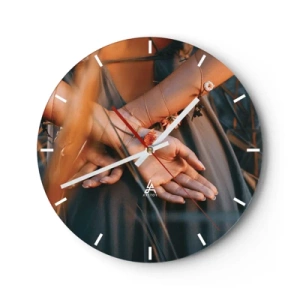 Zegar ścienny - Zbliżenie na splecione dłonie oplecione roślinami - 30x30cm - Związana z naturą - Nowoczesna dekoracja ścienna do salonu, kuchni i sypialni ARTTOR