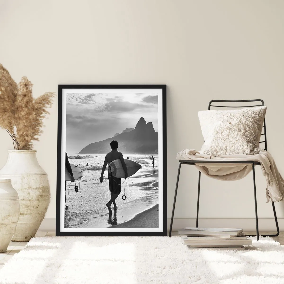 Plakat w czarnej ramie - Surfer na plaży w czarno-białej fotografii - 50x70cm - Samba na jedną falę - Nowoczesna dekoracja ścienna do salonu i sypialni ARTTOR