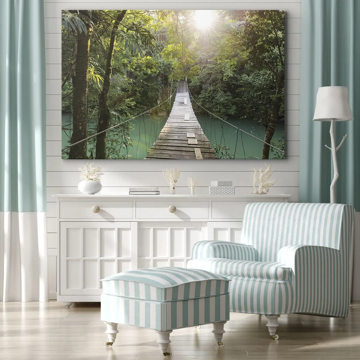 Obraz na płótnie - Wiszący most w tropikalnym lesie oświetlony promieniami słońca - 70x50cm - Nad lazurową wodą do lazurowego lasu - Nowoczesna dekoracja ścienna do salonu i sypialni ARTTOR