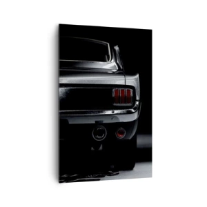 Obraz na płótnie - Czarno-biały obraz przedstawiający tylną część klasycznego samochodu na tle ciemnej przestrzeni - 80x120cm - Czar klasyki - Nowoczesna dekoracja ścienna do salonu i sypialni ARTTOR