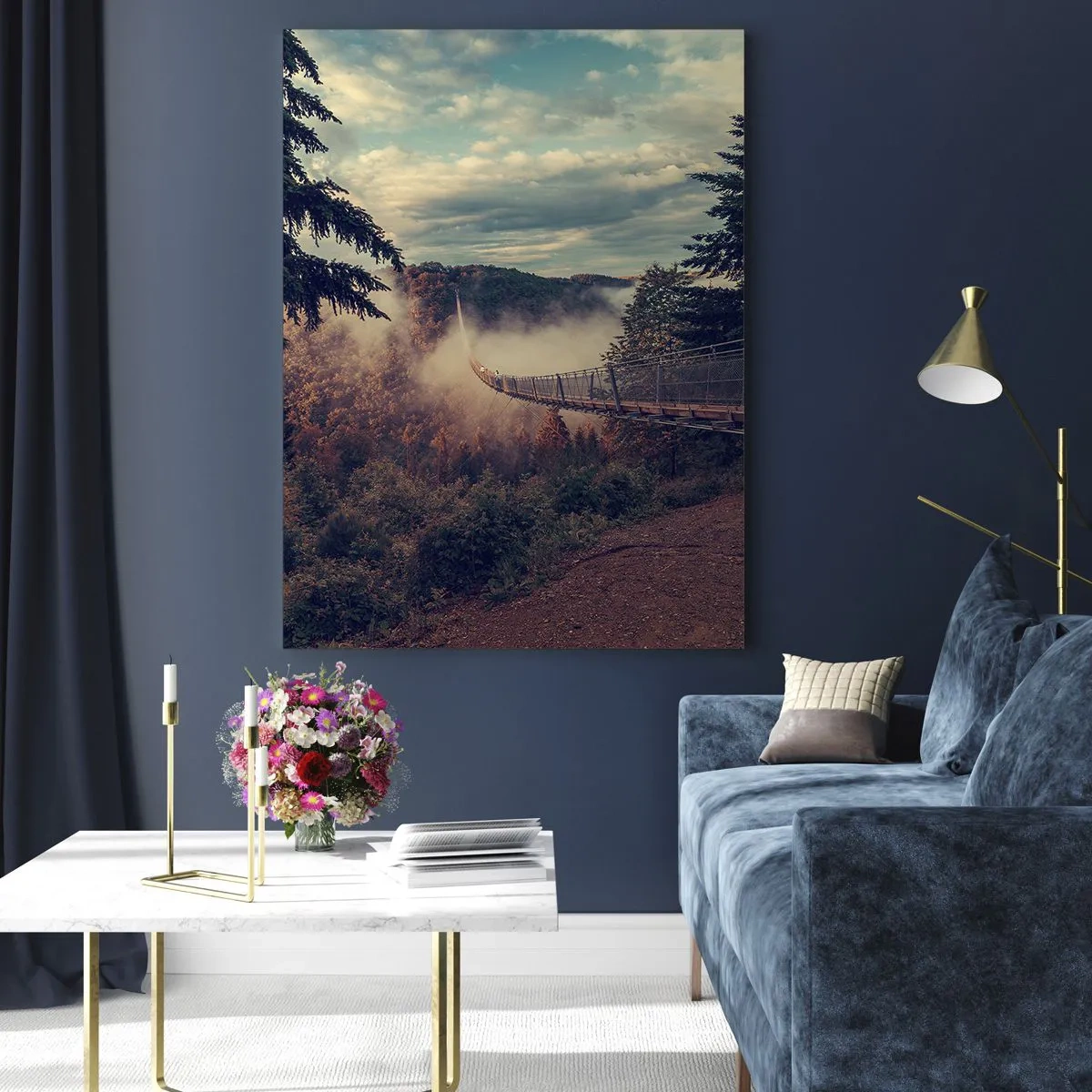 Obraz na szkle - Most wiszący nad mglistym jesiennym lasem o zachodzie słońca - 70x100cm - Nad jesiennym lasem - Nowoczesna dekoracja ścienna do salonu i sypialni ARTTOR