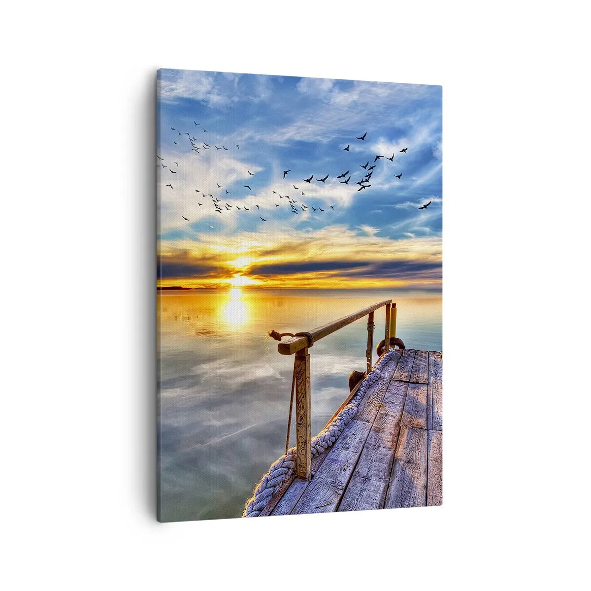 Obraz na płótnie - Drewniany pomost nad jeziorem o zachodzie słońca z lecącym kluczem ptaków - 50x70cm - Wiatr idzie na spoczynek - Nowoczesna dekoracja ścienna do salonu, kuchni i sypialni ARTTOR