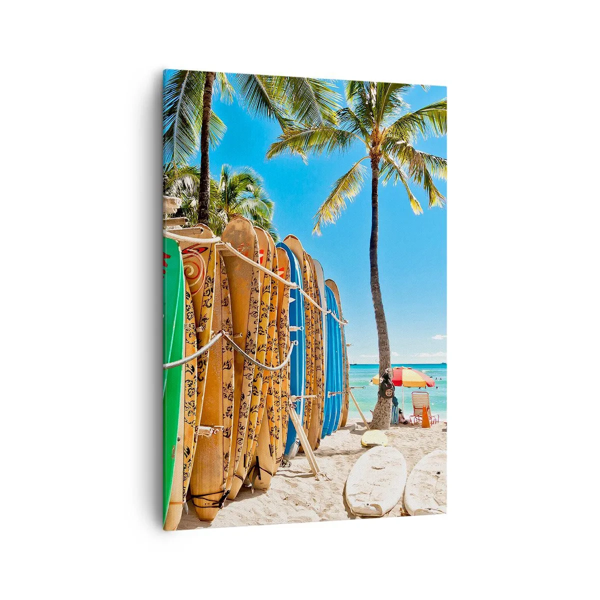 Obraz na płótnie - Deski surfingowe na plaży z palmami - 70x100cm - Słoneczna zabawa - Nowoczesna dekoracja ścienna do salonu i sypialni ARTTOR