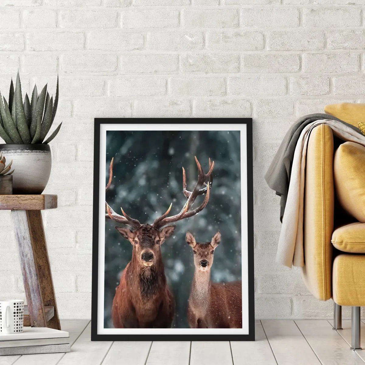 Plakat w czarnej ramie - Para jeleni na tle zimowego lasu - 50x70cm - Pan lasu z małżonką - Nowoczesna dekoracja ścienna do salonu i sypialni ARTTOR