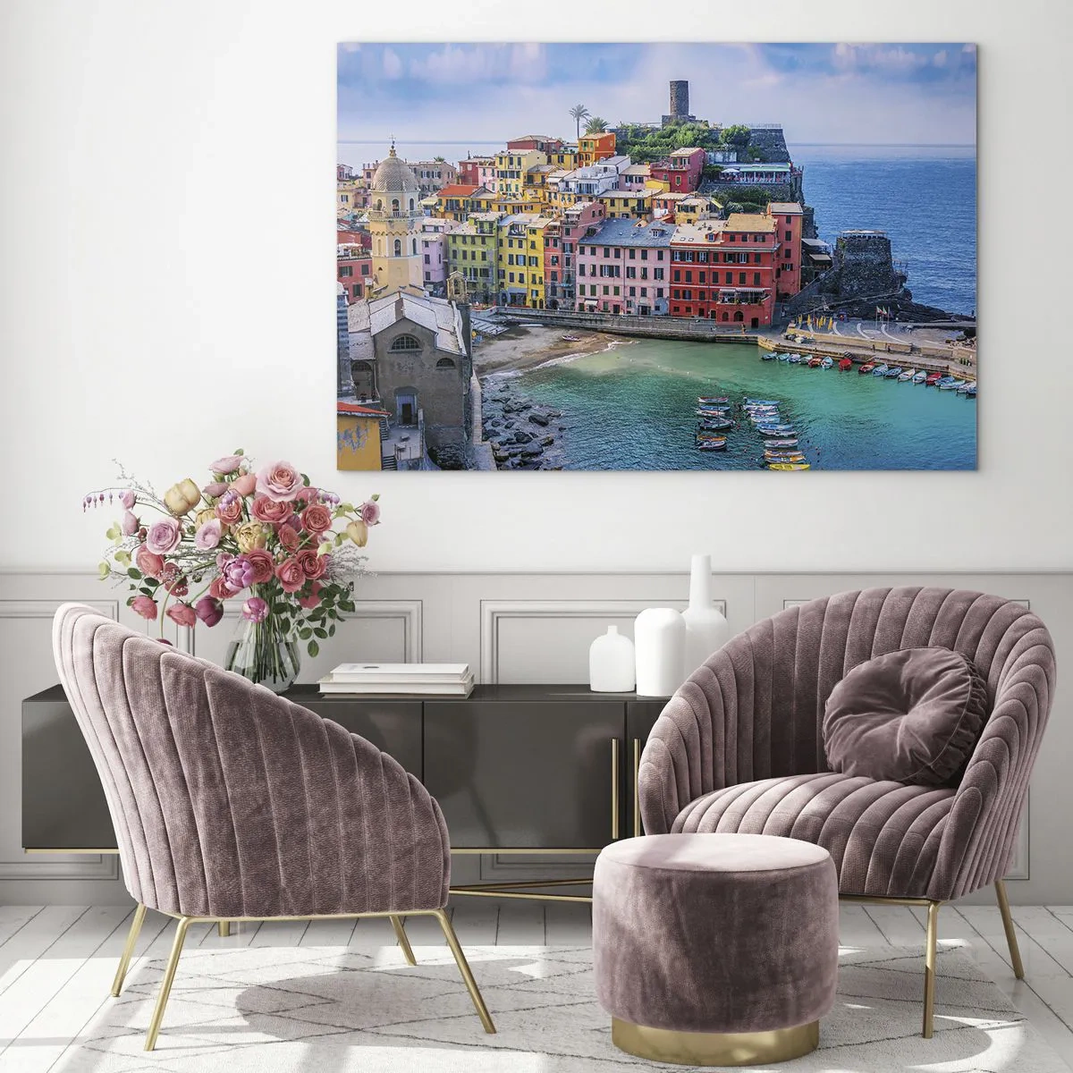 Obraz na szkle - Kolorowe śródziemnomorskie miasteczko nad błękitnym morzem - 70x50cm - Śródziemnomorskie magiczne miasteczko - Nowoczesna dekoracja ścienna do salonu i sypialni ARTTOR