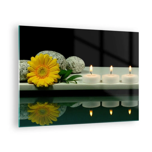 Obraz na szkle - Świece, kamienie i żółty kwiat odbite w wodzie - 70x50cm - Ukojenie zmysłów - Nowoczesna dekoracja ścienna do salonu i sypialni ARTTOR