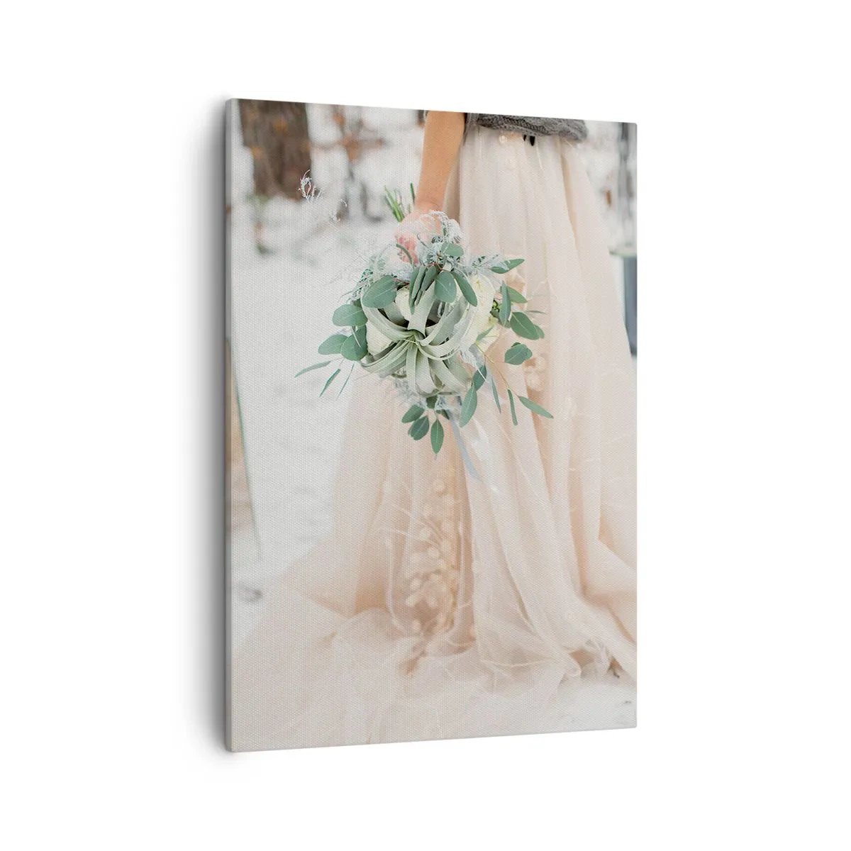 Obraz na płótnie - Panna młoda w beżowej sukni trzymająca bukiet z eukaliptusem na tle śniegu - 50x70cm - I żyli długo i szczęśliwie - Nowoczesna dekoracja ścienna do salonu, kuchni i sypialni ARTTOR
