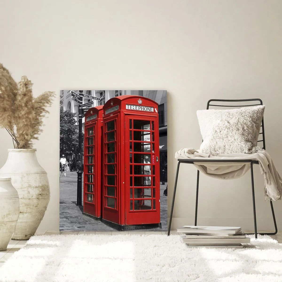 Obraz na szkle - Czerwone budki telefoniczne na tle czarno-białej miejskiej scenerii. - 70x100cm - Czerwone budki telefoniczne - Nowoczesna dekoracja ścienna do salonu i sypialni ARTTOR