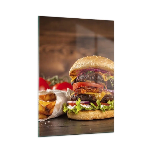 Obraz na szkle - Soczysty burger z dodatkami i frytkami na drewnianym tle - 50x70cm - Zakazany owoc - Nowoczesna dekoracja ścienna do salonu, kuchni i sypialni ARTTOR