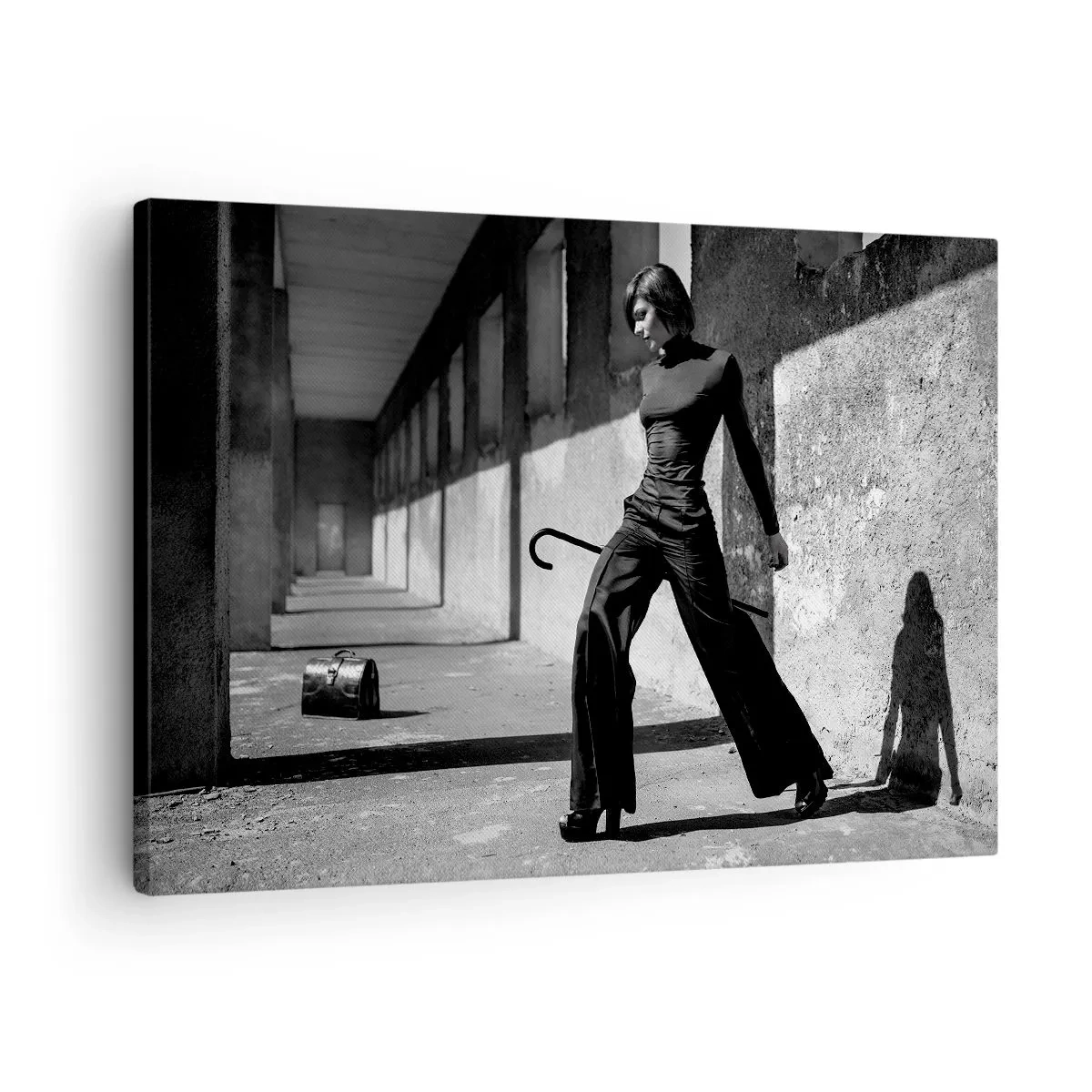 Obraz na płótnie - Stylowa kobieta w industrialnym otoczeniu - 70x50cm - Miejska elegancja - Nowoczesna dekoracja ścienna do salonu i sypialni ARTTOR