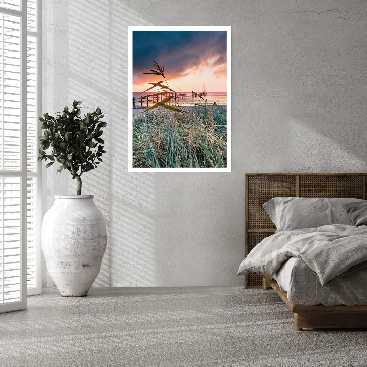 Plakat - Pomost nad morzem otoczony trawą podczas zachodu słońca - 50x70cm - Nie przemija z wiatrem - Nowoczesna dekoracja ścienna do salonu, kuchni i sypialni ARTTOR