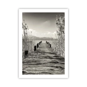 Plakat - Drewniany pomost wśród trzcin nad jeziorem w sepiowym tonie - 50x70cm - W zaciszu traw - Nowoczesna dekoracja ścienna do salonu, kuchni i sypialni ARTTOR