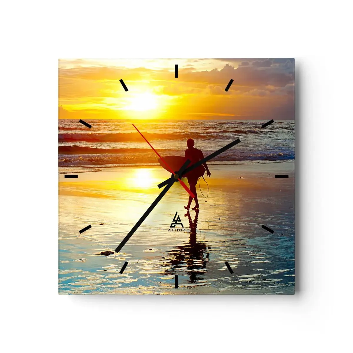 Zegar ścienny - Surfer idący po plaży o zachodzie słońca z deską w ręku - 30x30cm - Powrót wojownika - Nowoczesna dekoracja ścienna do salonu i sypialni ARTTOR