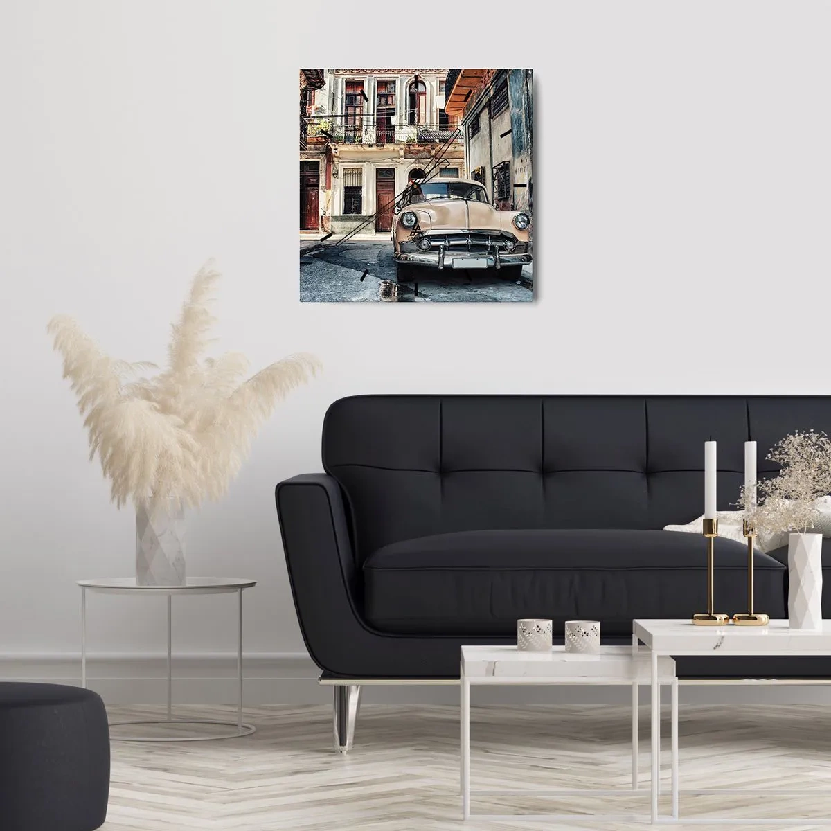 Zegar ścienny - Klasyczny samochód na tle miejskiej architektury - 30x30cm - Sjesta w Hawanie - Nowoczesna dekoracja ścienna do salonu i sypialni ARTTOR