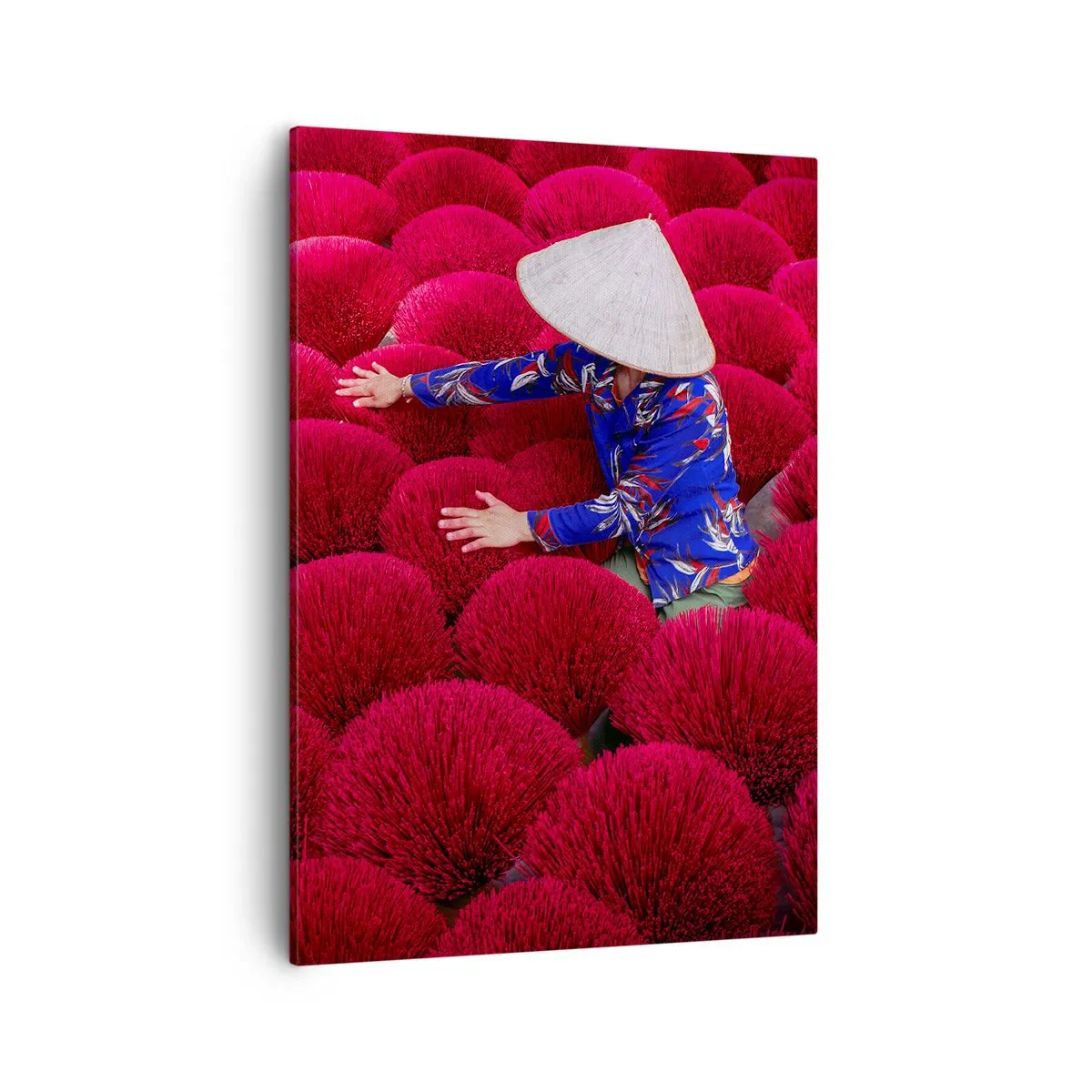 Obraz na płótnie - Pracownik w kapeluszu stożkowym pośród wiązek czerwonego kadzidła - 50x70cm - Na ryżowym polu - Nowoczesna dekoracja ścienna do salonu, kuchni i sypialni ARTTOR
