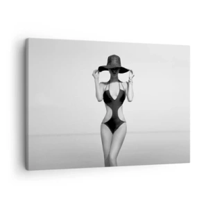 Obraz na płótnie - Czarno-biała sylwetka kobiety w kapeluszu na tle morza - 70x50cm - Na imię mi: Elegancja - Nowoczesna dekoracja ścienna do salonu i sypialni ARTTOR