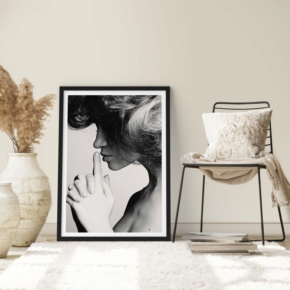 Plakat w czarnej ramie - Portret kobiety w geście ciszy - 50x70cm - Zasłuchana w sobie - Nowoczesna dekoracja ścienna do salonu i sypialni ARTTOR