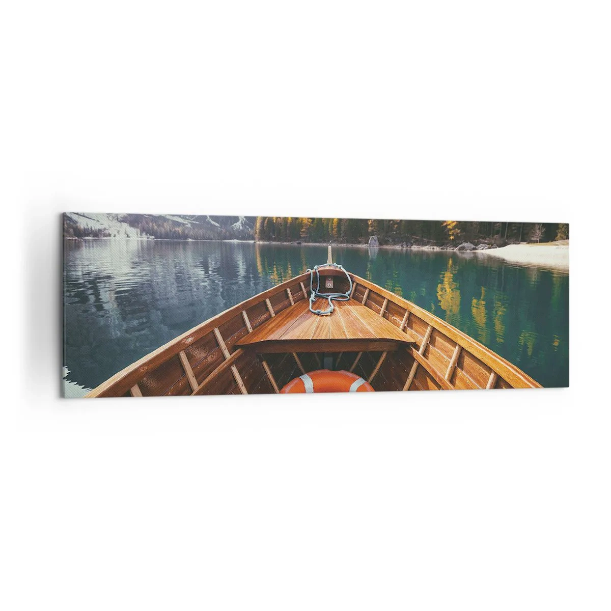 Obraz na płótnie - Drewniana łódź na górskim jeziorze otoczonym lasem - 160x50cm - Górska wycieczka - Nowoczesna dekoracja ścienna do salonu i sypialni ARTTOR