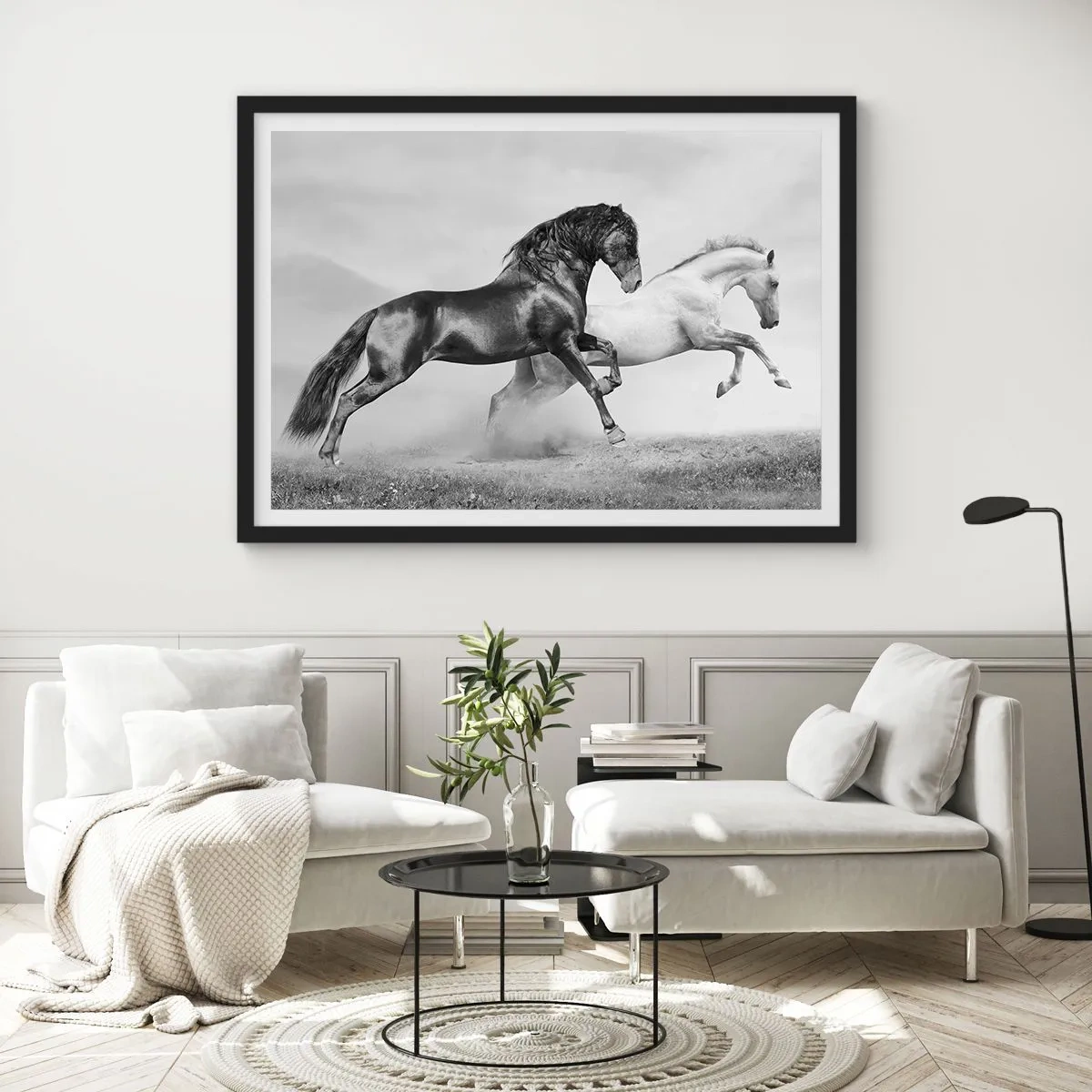 Plakat w czarnej ramie - Dwa konie galopujące w dynamicznej, czarno-białej kompozycji - 70x50cm - Anioły i demony - Nowoczesna dekoracja ścienna do salonu i sypialni ARTTOR