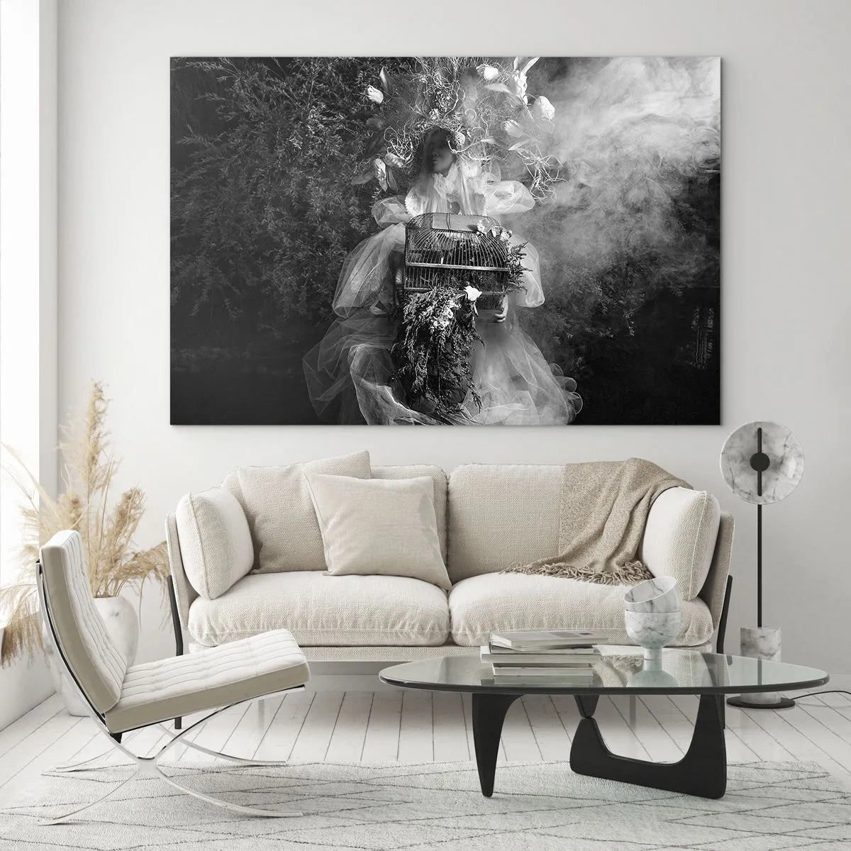 Obraz na szkle - Kobieta w tiulowej sukni z klatką i koroną z roślin w czerni i bieli - 70x50cm - Sama Matka – Natura - Nowoczesna dekoracja ścienna do salonu i sypialni ARTTOR