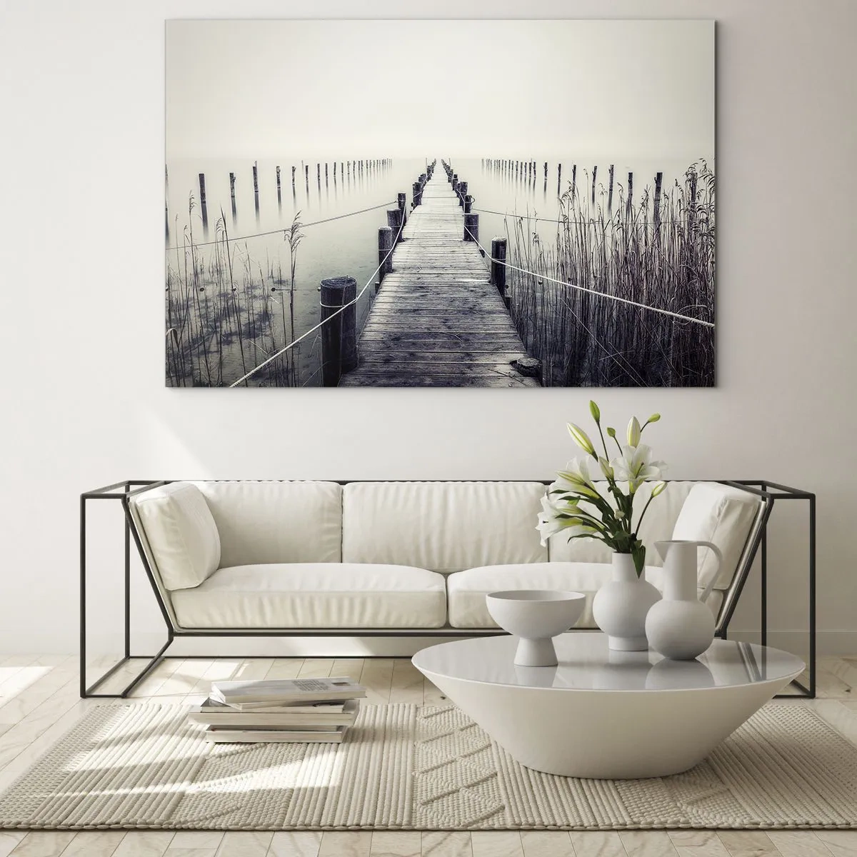 Obraz na szkle - Drewniany pomost prowadzący w głąb spokojnego jeziora we mgle - 70x50cm - Zanurz się w spokoju - Nowoczesna dekoracja ścienna do salonu i sypialni ARTTOR