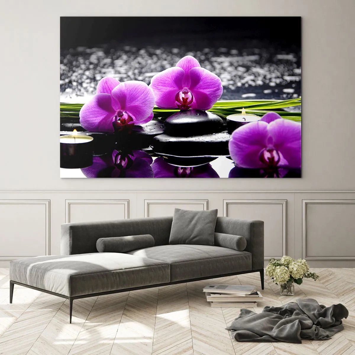 Obraz na szkle - Fioletowe orchidee z kamieniami i świeczkami na tle wody - 120x80cm - Utonąć w ciszy i spokoju - Nowoczesna dekoracja ścienna do salonu, kuchni i sypialni ARTTOR