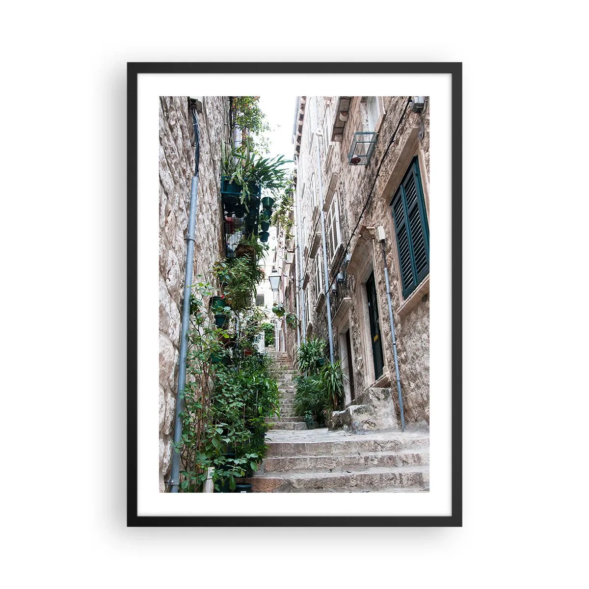 Plakat w czarnej ramie - Kamienna uliczka z bujną roślinnością i schodami - 50x70cm - Starego miasta czar - Nowoczesna dekoracja ścienna do salonu i sypialni ARTTOR