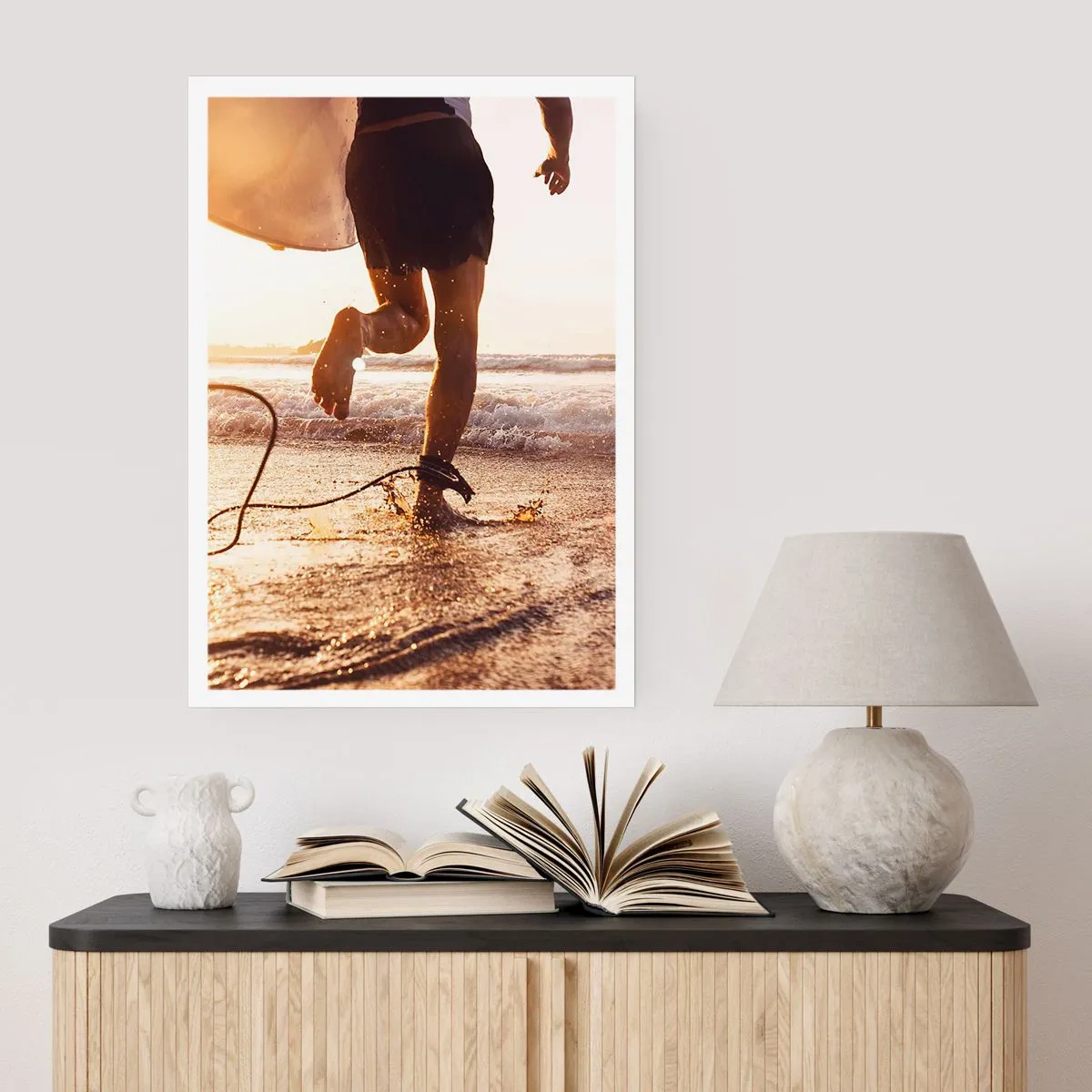 Plakat - Surfer wbiegający do wody o zachodzie słońca - 50x70cm - Na spotkanie fali - Nowoczesna dekoracja ścienna do salonu, kuchni i sypialni ARTTOR