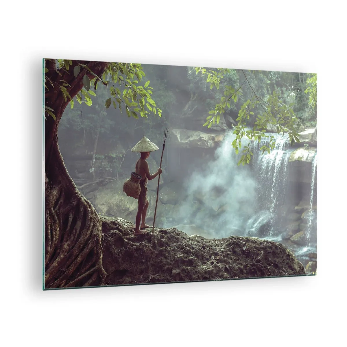 Obraz na szkle - Chłopiec z włócznią przy wodospadzie w lesie tropikalnym - 70x50cm - Zaprzyjaźniony z naturą - Nowoczesna dekoracja ścienna do salonu i sypialni ARTTOR