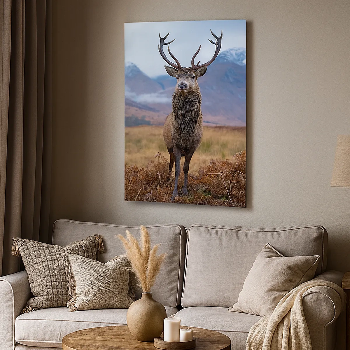 Obraz na płótnie - Dumny jeleń stojący na łące z górskim tłem - 50x70cm - Na własnej ziemi - Nowoczesna dekoracja ścienna do salonu, kuchni i sypialni ARTTOR