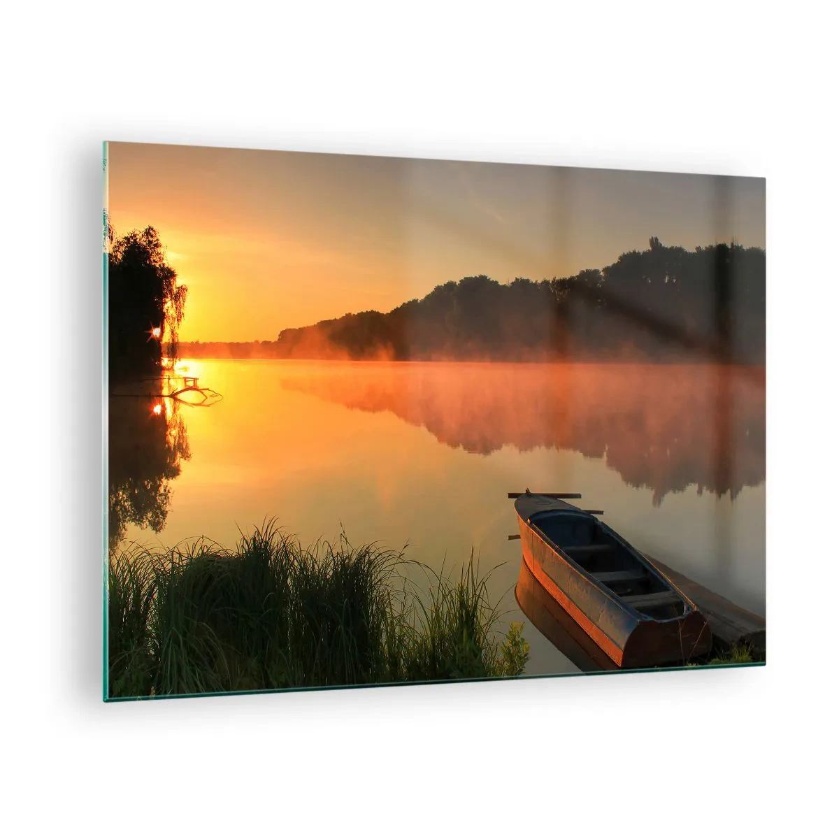 Obraz na szkle - Wschód słońca nad spokojnym jeziorem z łódką przy brzegu - 70x50cm - Wschód słońca nad wodą jak tafla lustra - Nowoczesna dekoracja ścienna do salonu i sypialni ARTTOR