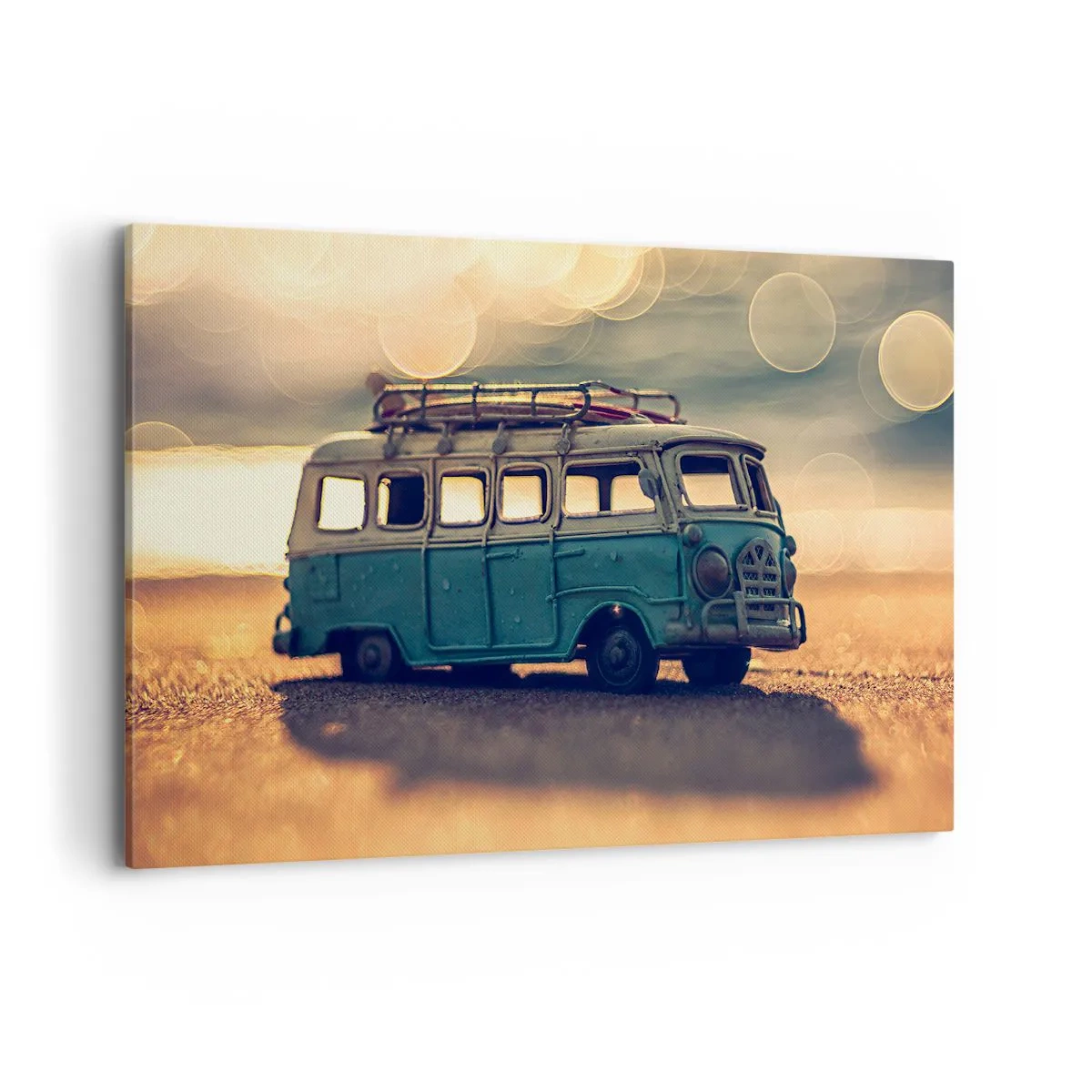 Obraz na płótnie - Retro autobus na tle rozmytego światła - 120x80cm - Koniec bożków: pieniądza i pracy - Nowoczesna dekoracja ścienna do salonu, kuchni i sypialni ARTTOR
