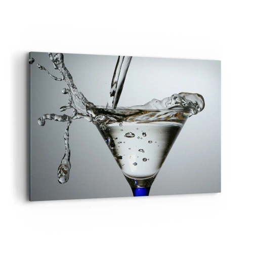 Obraz na płótnie - Szklanka martini z dynamicznym rozpryskiem wody na jasnym tle. - 120x80cm - Nad brzegiem pucharu - Nowoczesna dekoracja ścienna do salonu, kuchni i sypialni ARTTOR