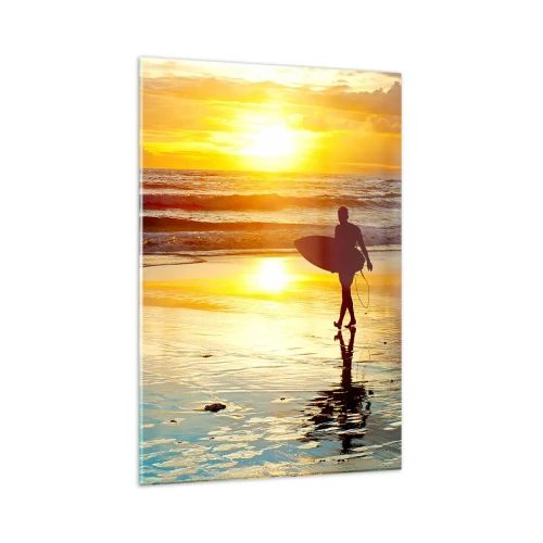 Obraz na szkle - Surfer idący po plaży o zachodzie słońca z deską w ręku - 80x120cm - Powrót wojownika - Nowoczesna dekoracja ścienna do salonu i sypialni ARTTOR