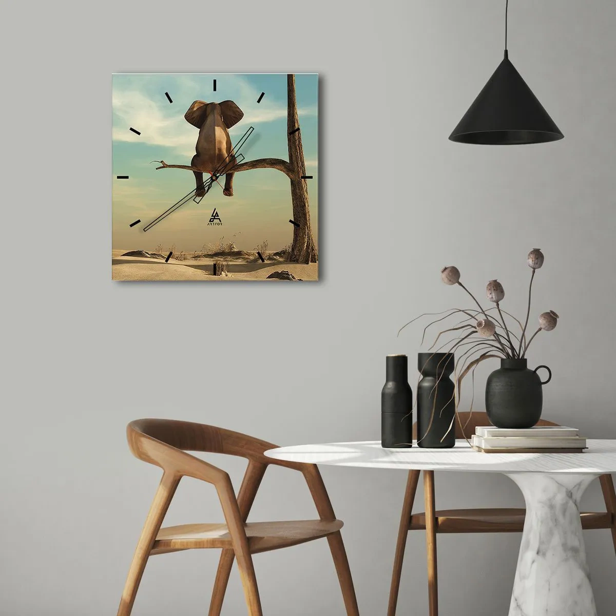 Zegar ścienny - Siedzący na gałęzi słoń z widokiem na pustynny krajobraz - 30x30cm - Nowy punkt widzenia - Nowoczesna dekoracja ścienna do salonu i sypialni ARTTOR