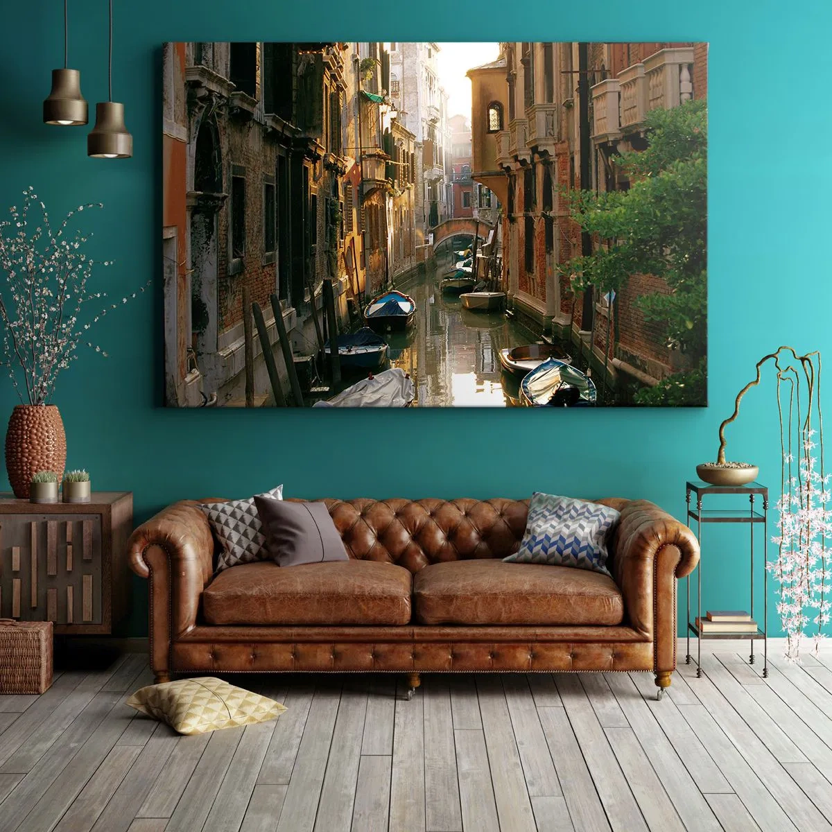 Obraz na płótnie - Malowniczy kanał w Wenecji z łodziami i mostem - 120x80cm - W weneckim zaułku - Nowoczesna dekoracja ścienna do salonu, kuchni i sypialni ARTTOR