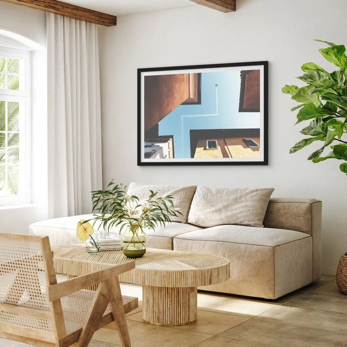 Plakat w czarnej ramie - Widok na samolot i ślad na niebie z perspektywy ulicy - 100x70cm - Ponad miejskim labiryntem - Nowoczesna dekoracja ścienna do salonu i sypialni ARTTOR