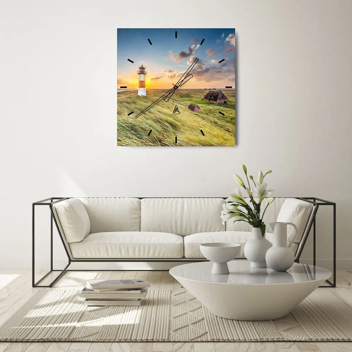 Zegar ścienny - Latarnia morska na tle łąk i domów w promieniach słońca - 30x30cm - Między falami - Nowoczesna dekoracja ścienna do salonu i sypialni ARTTOR