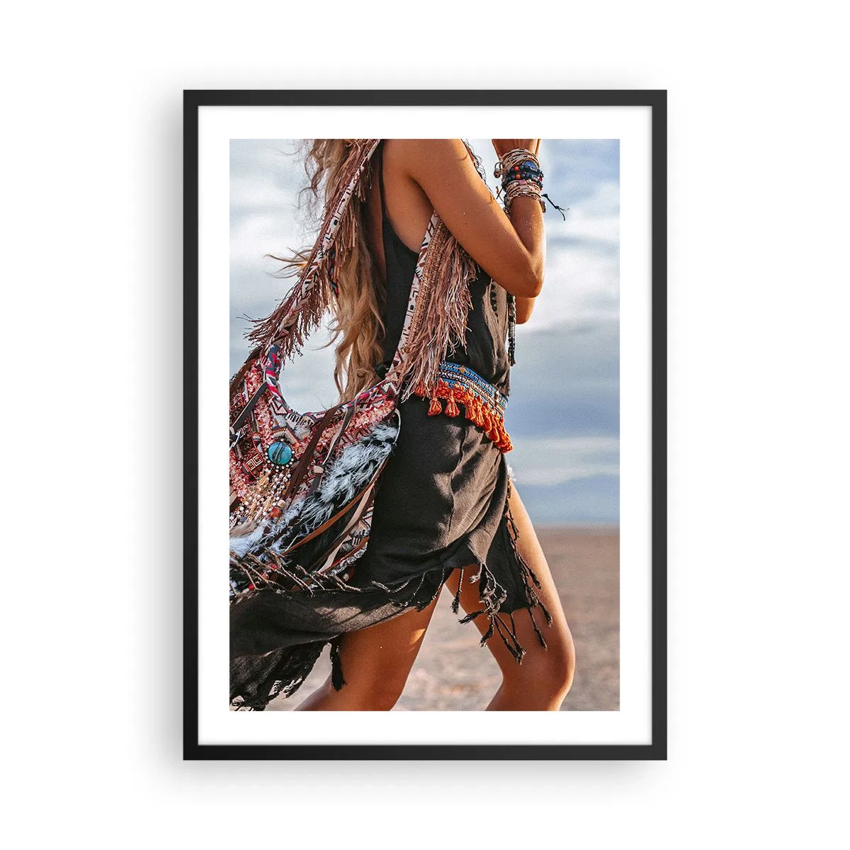 Plakat w czarnej ramie - Stylizacja boho na tle pustynnego krajobrazu - 50x70cm - Dziewczyna szamana - Nowoczesna dekoracja ścienna do salonu i sypialni ARTTOR