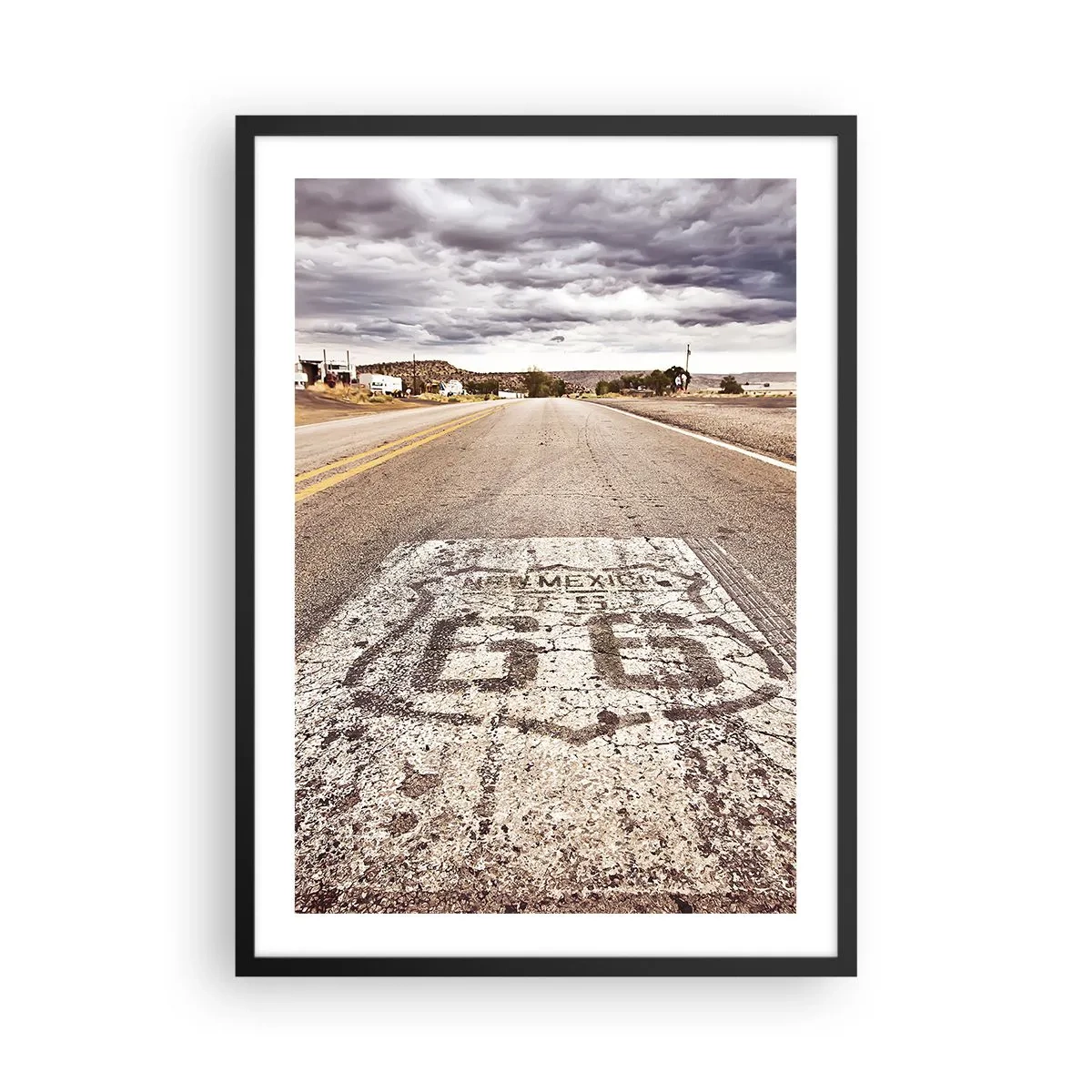 Plakat w czarnej ramie - Droga z symbolem Route 66 prowadząca przez pustynny krajobraz - 50x70cm - Mother Road - amerykańska legenda - Nowoczesna dekoracja ścienna do salonu i sypialni ARTTOR