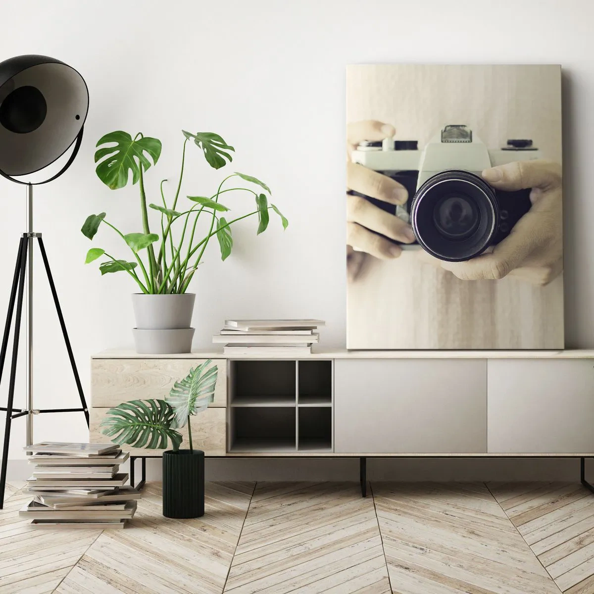 Obraz na płótnie - Osoba trzymająca klasyczny aparat fotograficzny w dłoniach - 50x70cm - By widzieć więcej… - Nowoczesna dekoracja ścienna do salonu, kuchni i sypialni ARTTOR