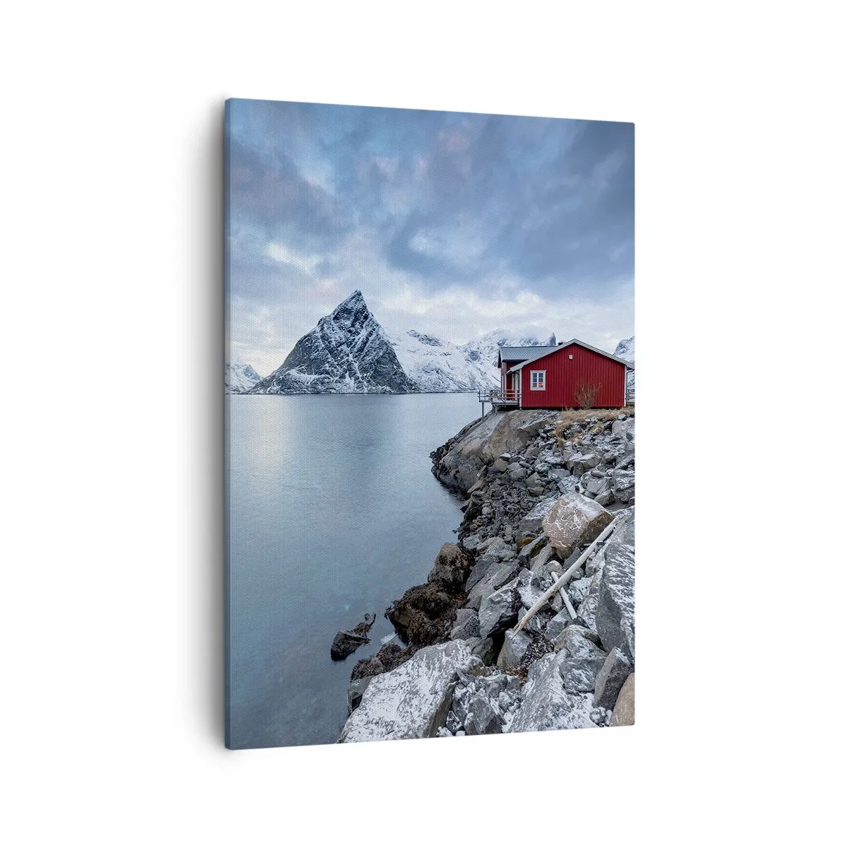 Obraz na płótnie - Malownicza skandynawska chata nad brzegiem jeziora w otoczeniu gór zimą - 50x70cm - Skandynawskie zacisze - Nowoczesna dekoracja ścienna do salonu, kuchni i sypialni ARTTOR